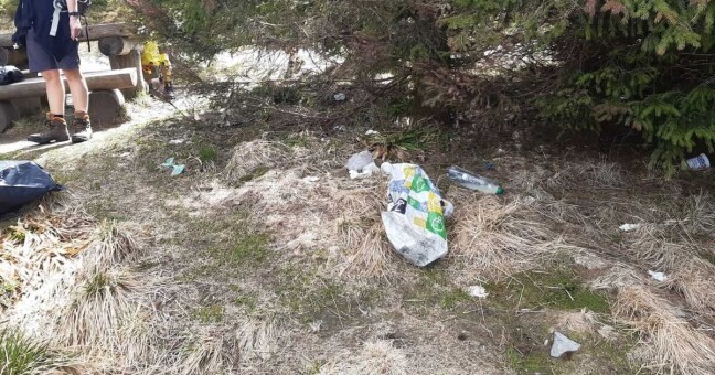 Odpadky u odpočinkového místa mezi vyhlídkou na Dlouhé stráně a rozcestím nad Divokým dolem, foto: CHKO Jeseníky
