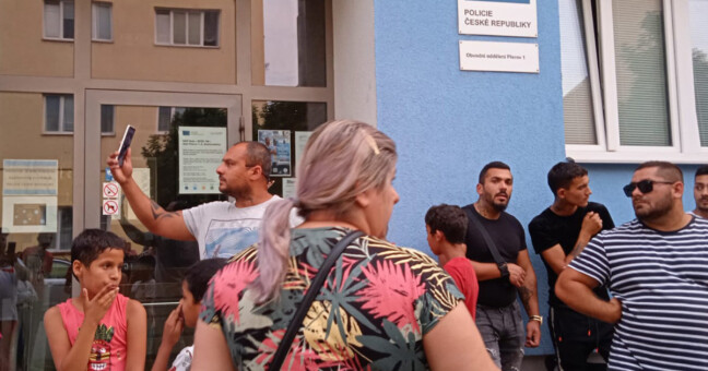 Setkání Romů před policejní stanicí v Přerově, zdroj: ROMEA