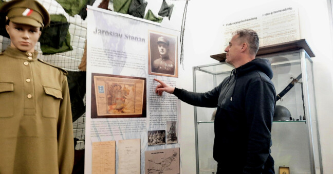 Amatérský historik Roman Janas ve Válečném muzeu Česká Ves. Zdroj: Olomoucký Report