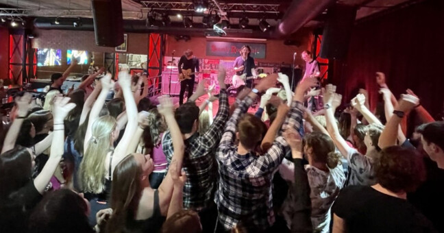 Při finálovém koncertu soutěže Radiotalent bývá skvělá atmosféra. Na snímku fanoušci podporují šumperskou kapelu Byt číslo 4. Foto: rh