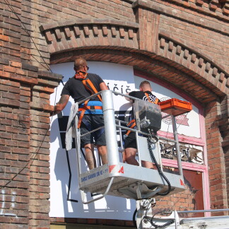 Instalace grafiky Kam kráčíš, Tržnice? na olomoucké Tržnici, foto: Report.cz