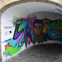 Průchod po zásahu umělce IGA ART, zdroj: Lomená galerie