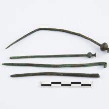 Bronzové jehlice. (Kultura lidu popelnicových polí). Foto: ACO – Andrea Šindlerová