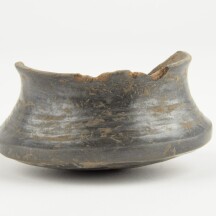 Keramická nádobka. (Kultura lidu popelnicových polí). Foto: ACO – Andrea Šindlerová