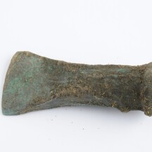 Bronzová sekera. (Kultura lidu popelnicových polí). Foto: ACO – Andrea Šindlerová