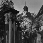 Václavské náměstí, detail výjezdové brány z kapitulního děkanství, rok 1937