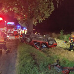 Po nárazu do stromu u Choliny zůstali cestující zaklíněni v autě, foto: SDH Senice na Hané