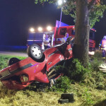 Po nárazu do stromu u Choliny zůstali cestující zaklíněni v autě, foto: SDH Senice na Hané