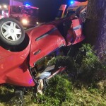 Po nárazu do stromu u Choliny zůstali cestující zaklíněni v autě, foto: SDH Senice na Hané