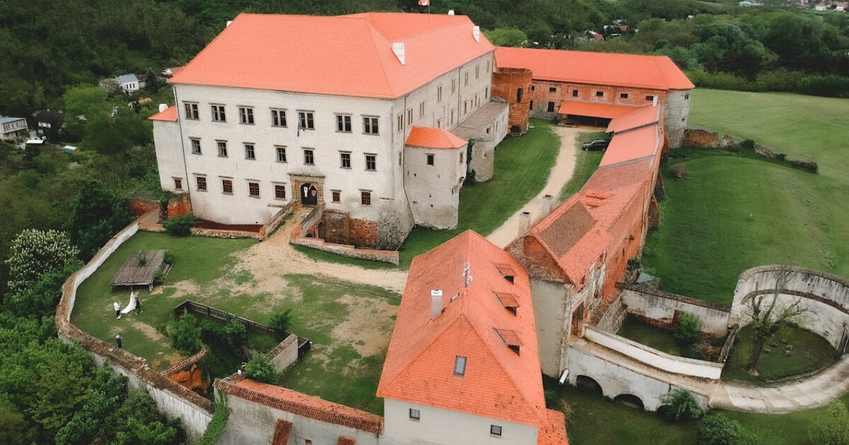 Hrad a zámek