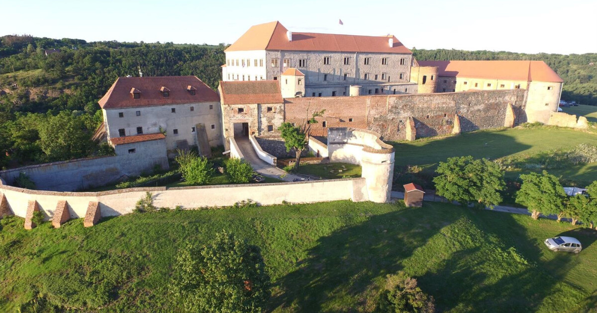 Hrad a zámek