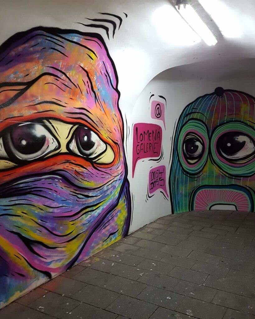 Lomená galerie po zásahu Dosy Dosse