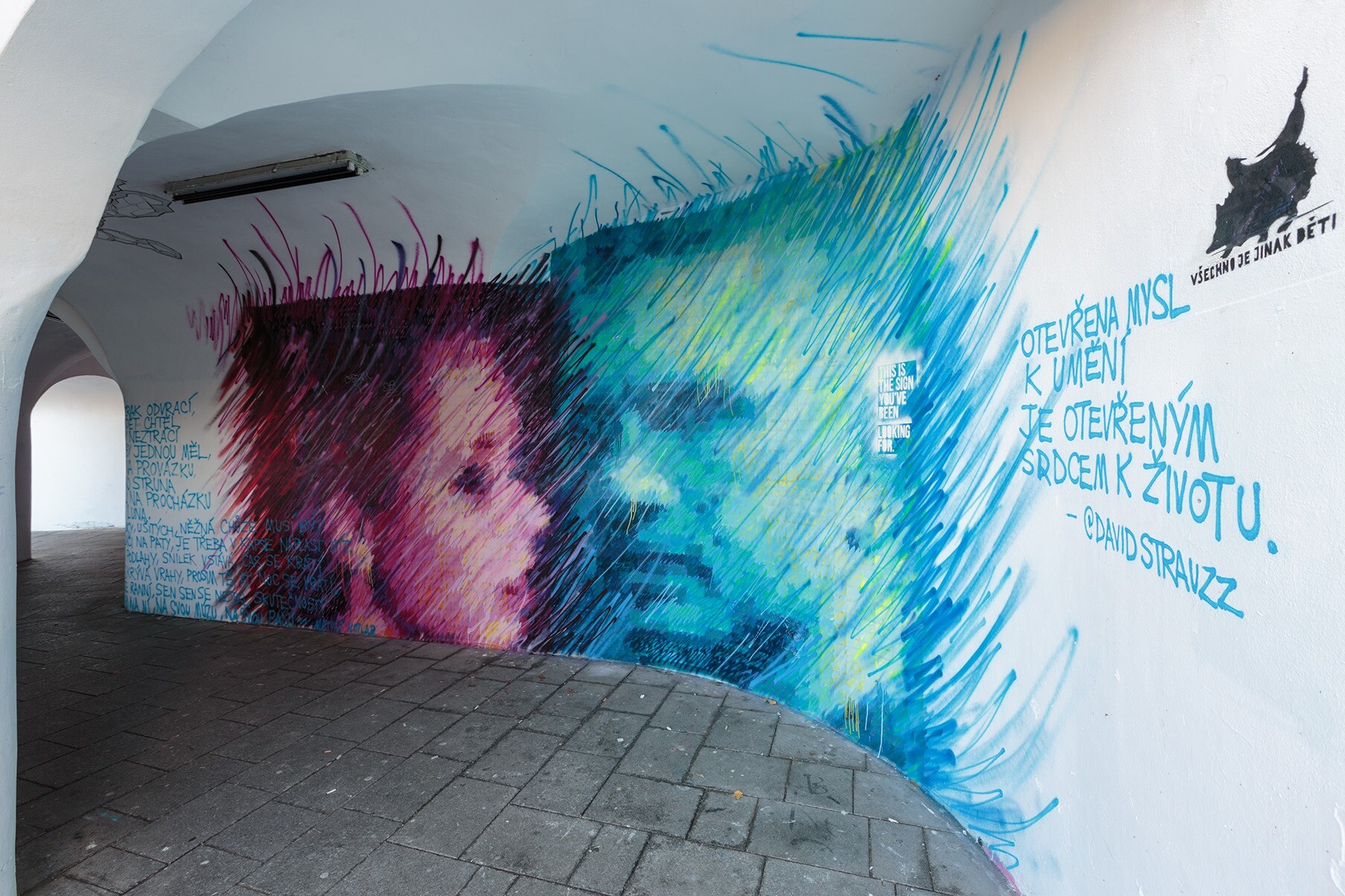 Lomená galerie po zásahu Davida Strauzze