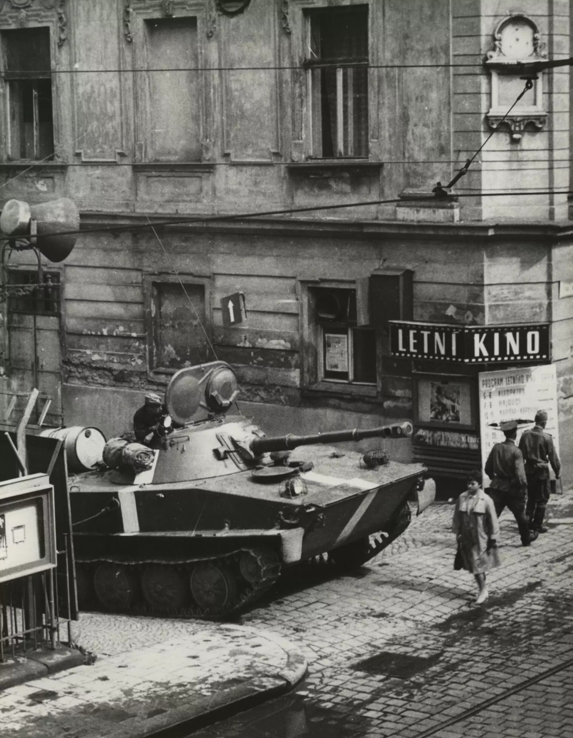 Sovětský tank na křižovatce třídy 1. máje s ulicí Pekární, střežící sovětské vojenské velitelství města Olomouce umístěné v Domě