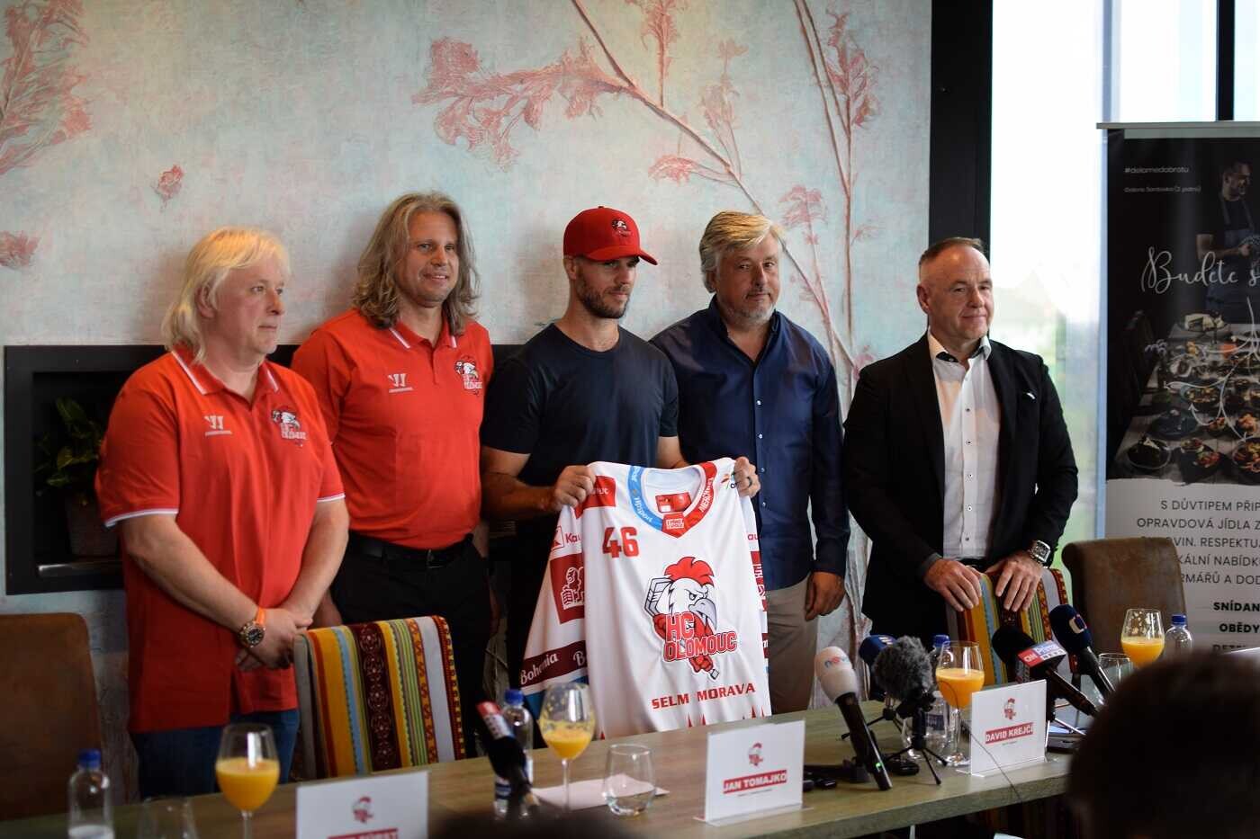 Hokejový útočník David Krejčí poprvé v Olomouci na tiskové konferenci klubu.