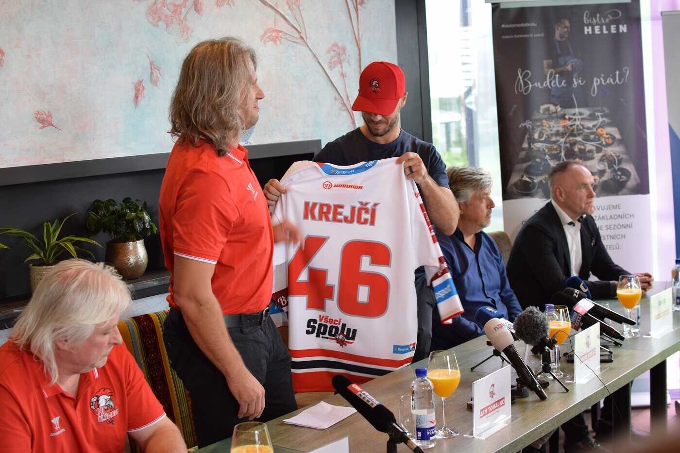 Hokejový útočník David Krejčí poprvé v Olomouci na tiskové konferenci klubu.