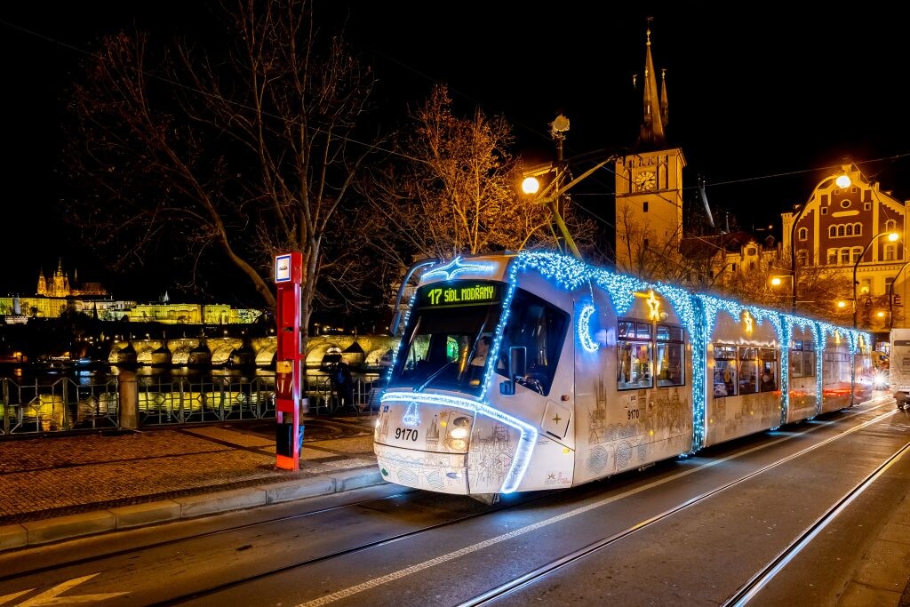 Vánoční tramvaj v Praze, zdroj: MHD86
