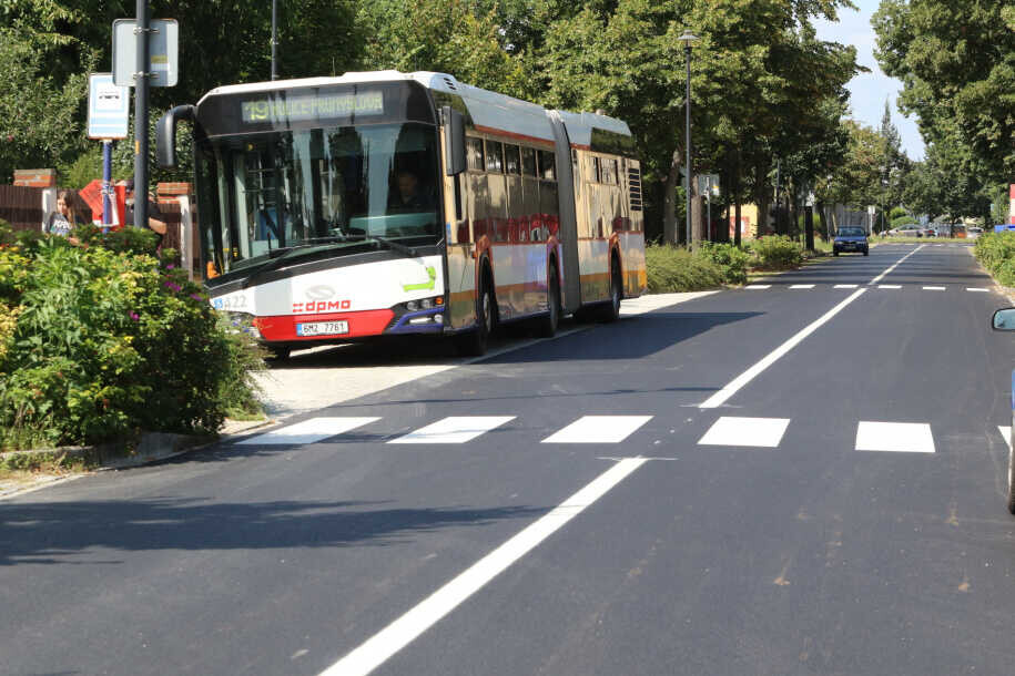 Oprava silnice Náves Svobody, Holice