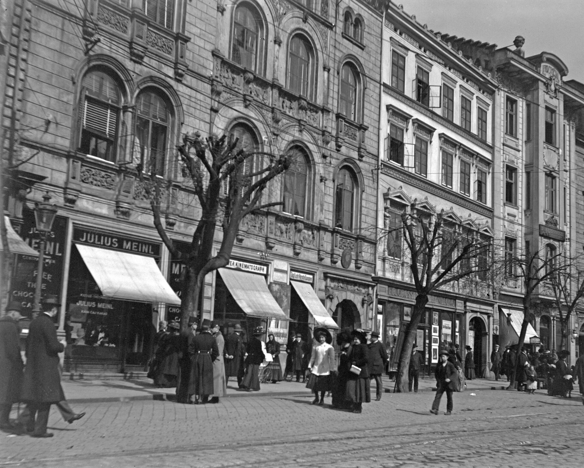 Obchody na Horním náměstí, rok 1910