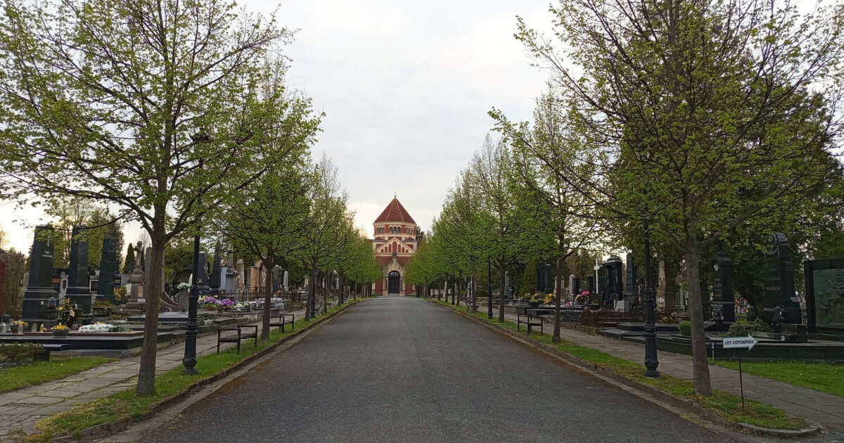 Centrální kaple na městském hřbitově v Neředíně