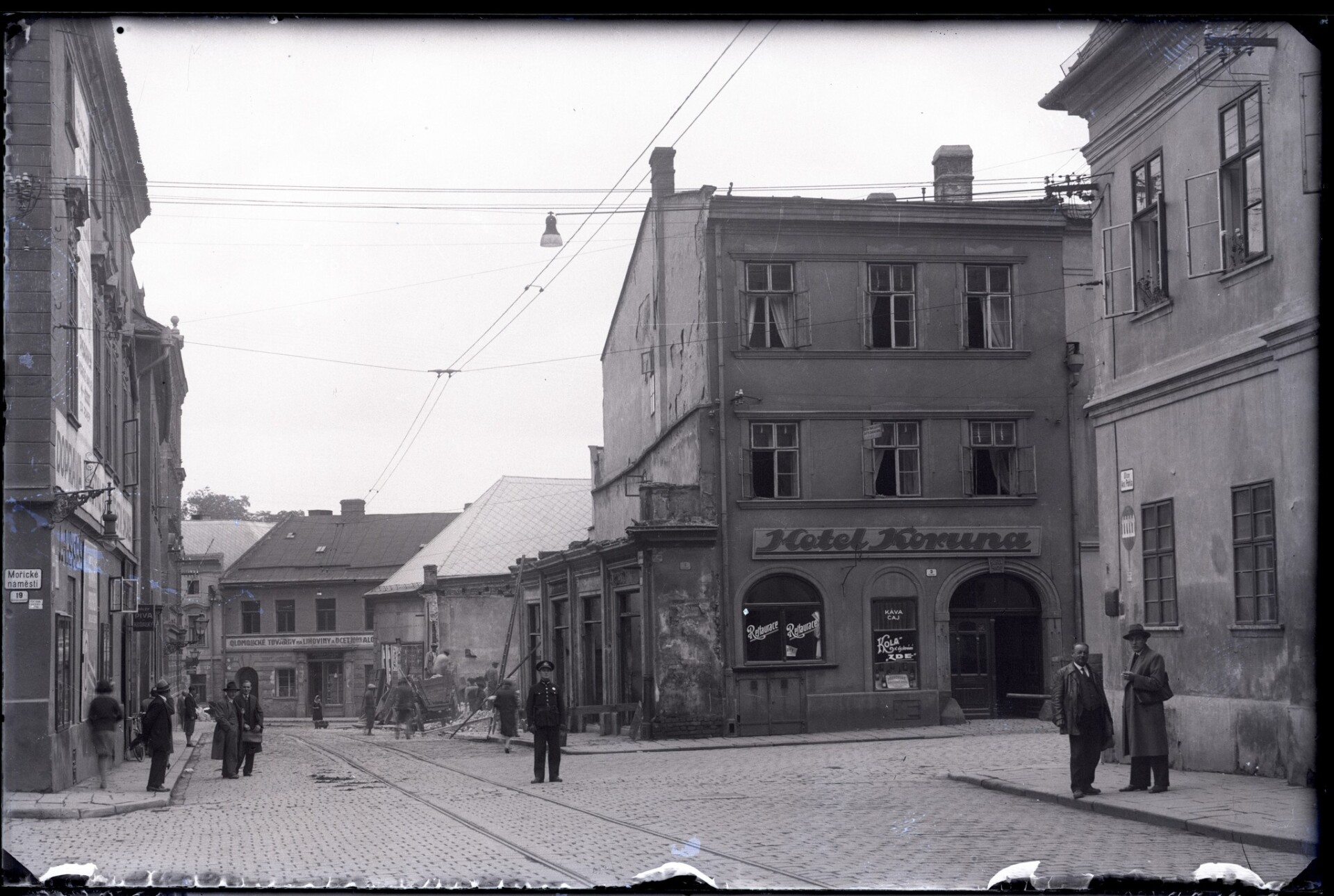 Pohled do Zámečnické ulice během jejího prodlužování, rok 1932