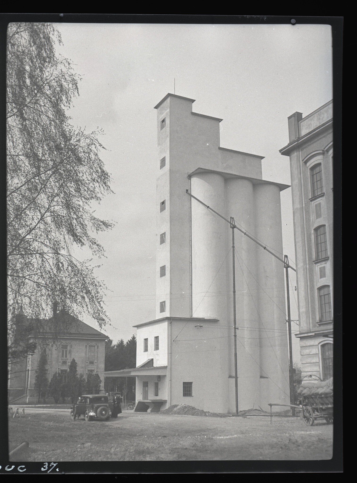 Chválkovice, nové silo mlýna firmy Fromowitz, rok 1937