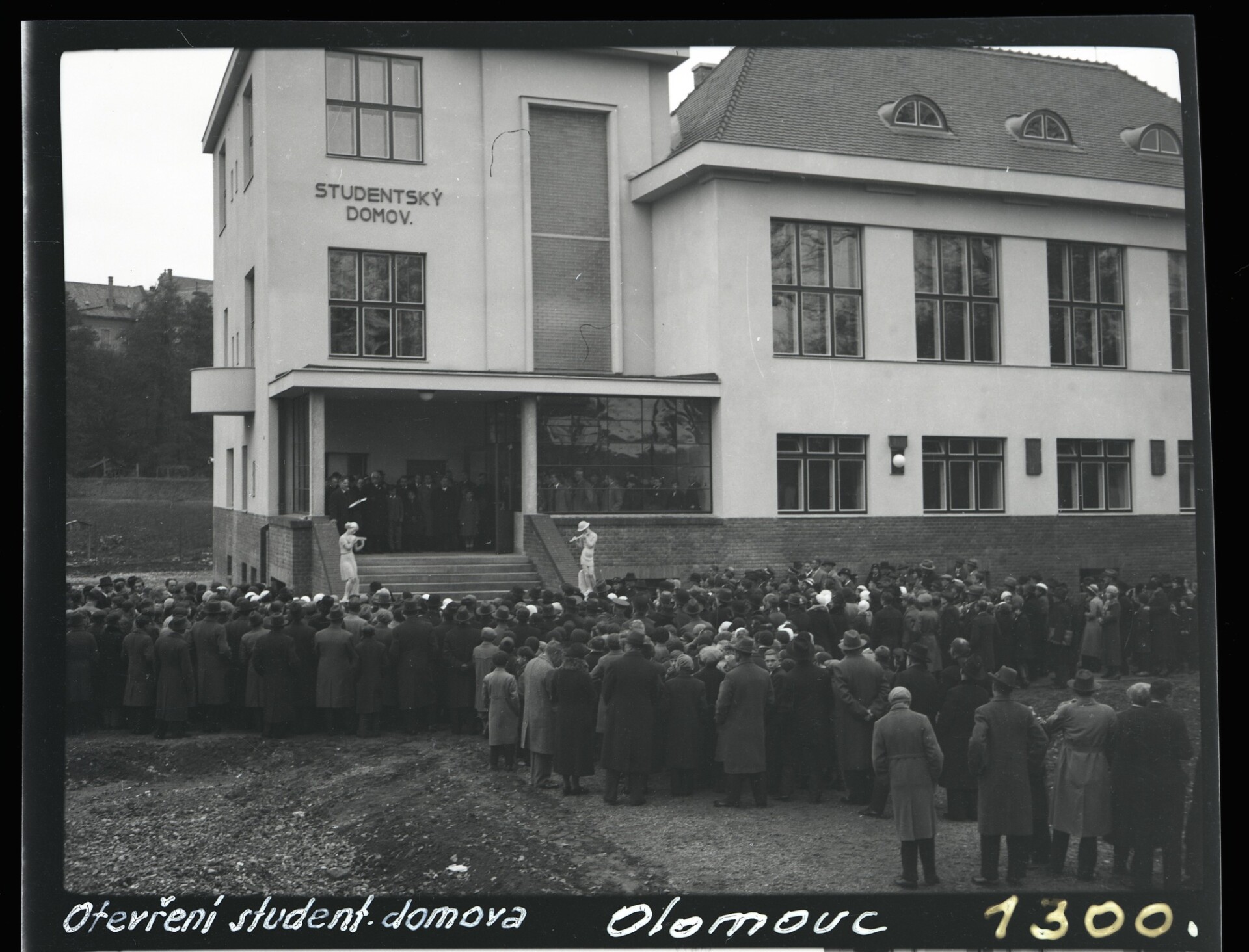 Slavnostní otevření studentského domu na třídě 17. listopadu, rok 1933