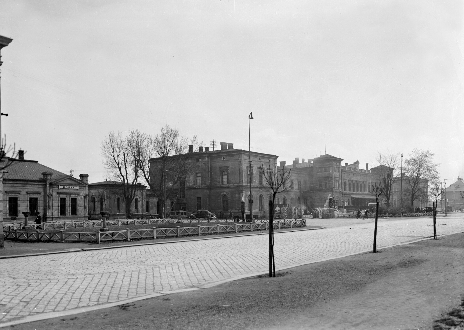 Druhá budova olomouckého nádraží (přestavěno ve 30. letech 20. století), rok 1930