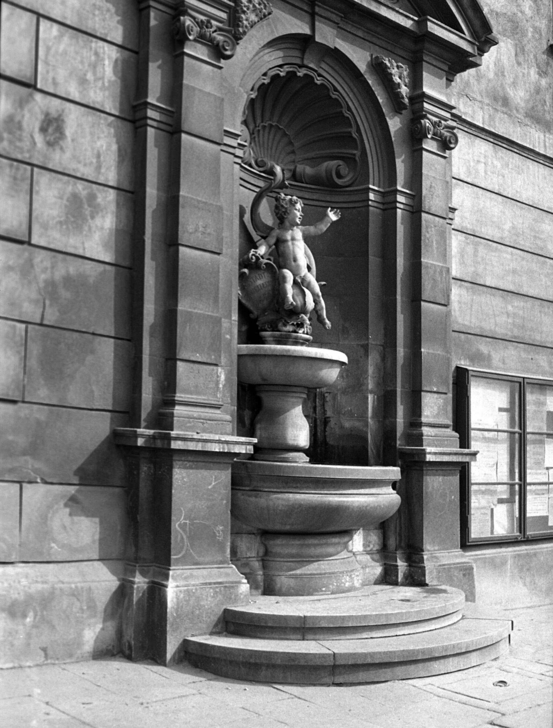 Kašna s delfínem u olomoucké radnici na Horním náměstí, rok 1941