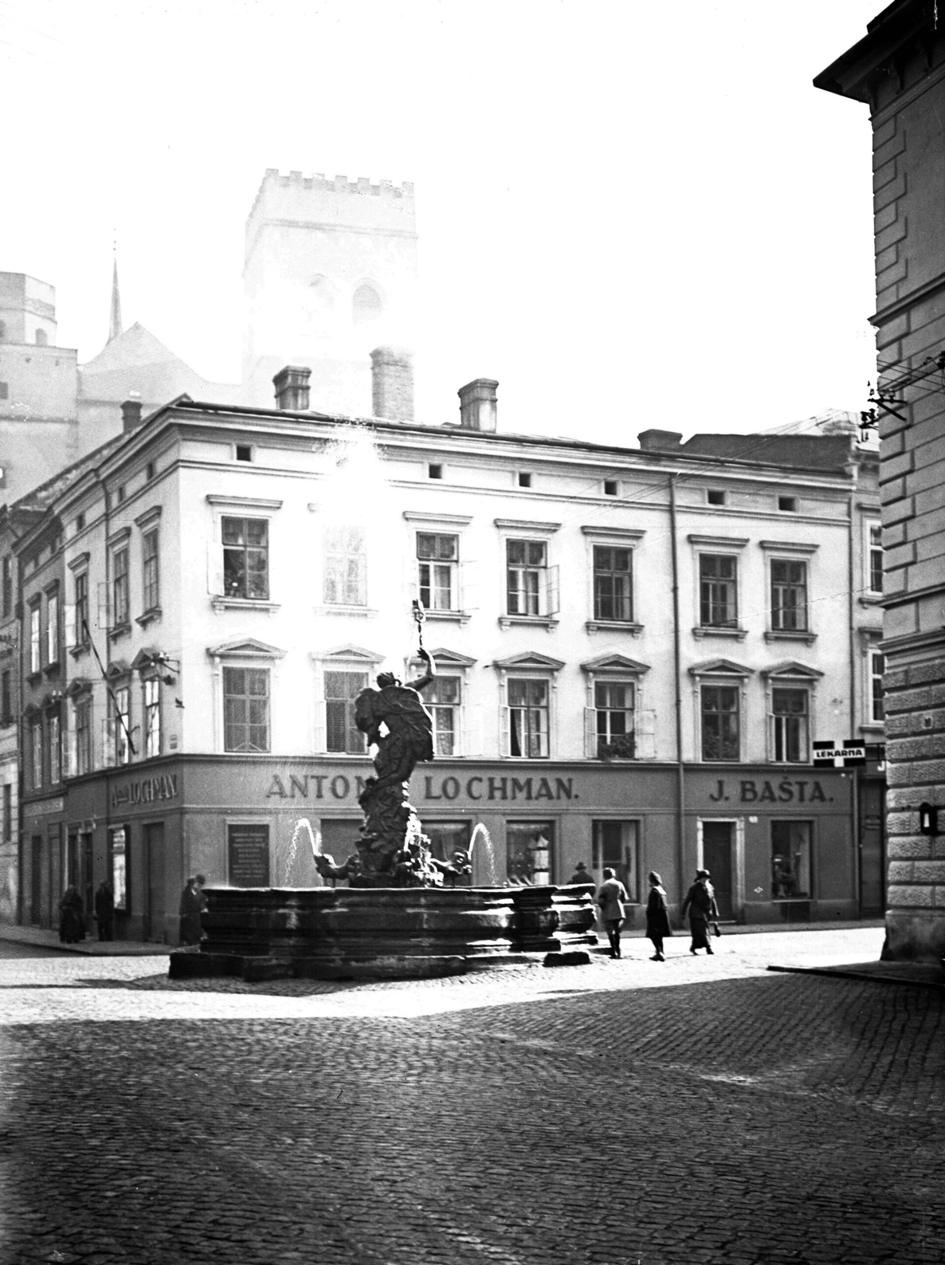 Pohled na Merkurovu kašnu, v okolí domů, které jsou nyní už zbořené v ulici 8. května, 1920-1930