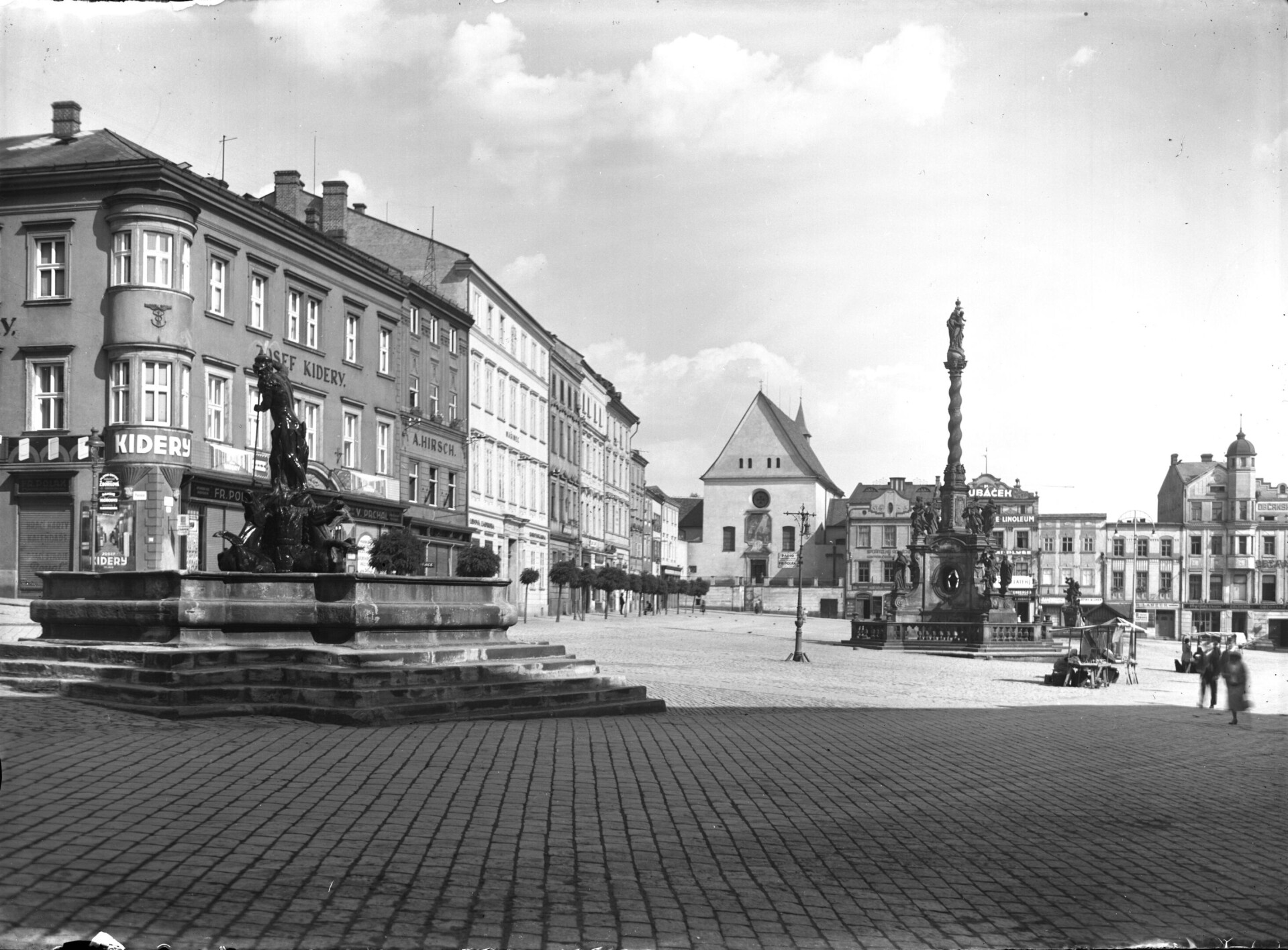 Neptunova kašna v pozadí s Mariánským sloupem na Dolním náměstí, rok 1930