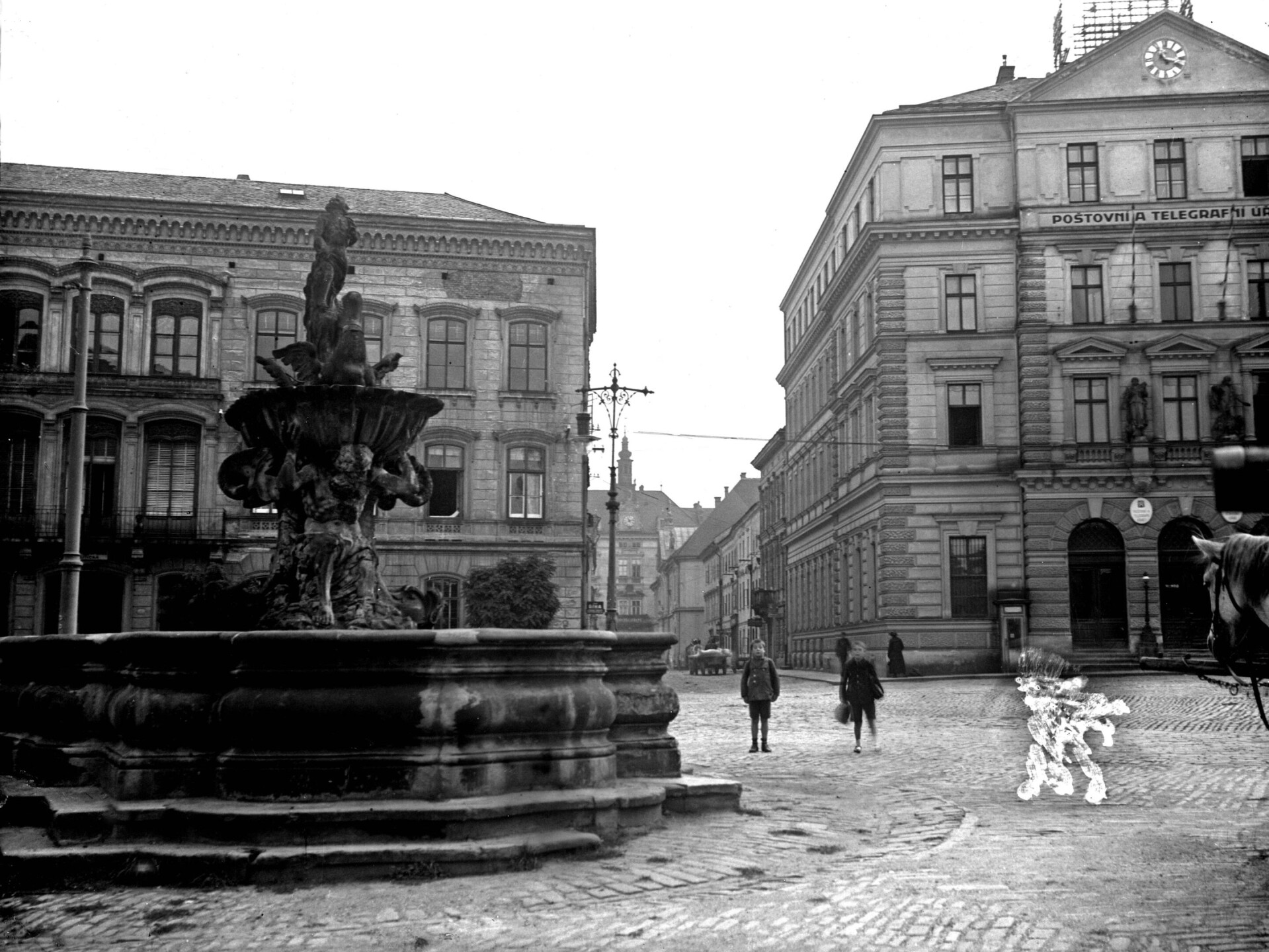 Tritonova kašna u Arcibiskupského paláce na náměstí Republiky, rok 1924
