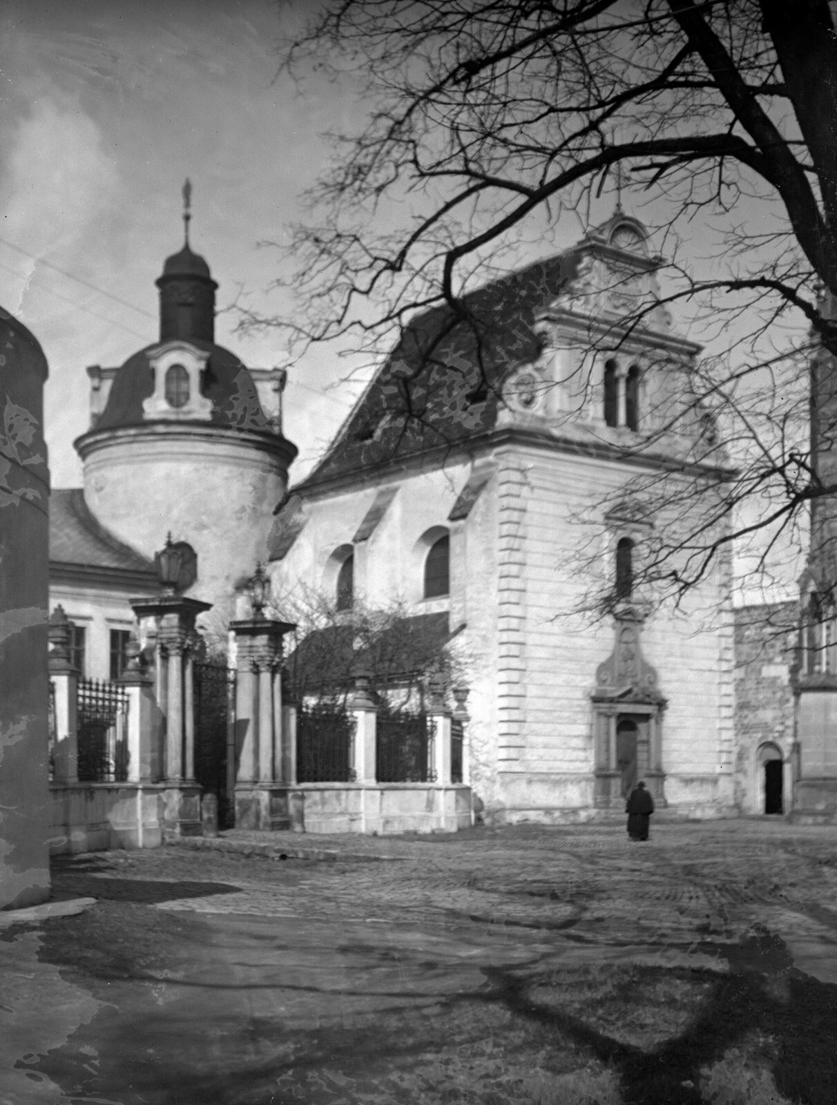 Václavské náměstí, vstup na nádvoří kapitulního děkanství, kaple sv. Barbory a sv. Anny, vpravo vchod ke křížové chodbě, rok 1910-1916