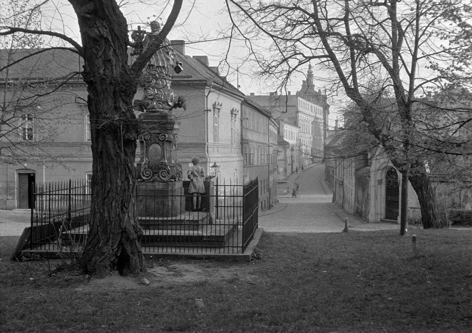 Václavské náměstí, průhled přes sochu sv. Jana Nepomuckého k arcibiskupskému paláci, rok 1941