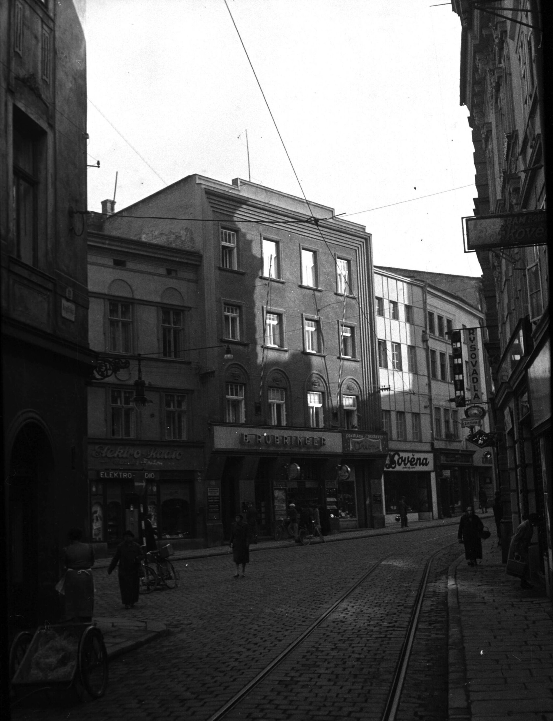 Pohled z Ostružnické ulice do Denisovy ulice, dům zlatníka B. Rubringera, rok 1938