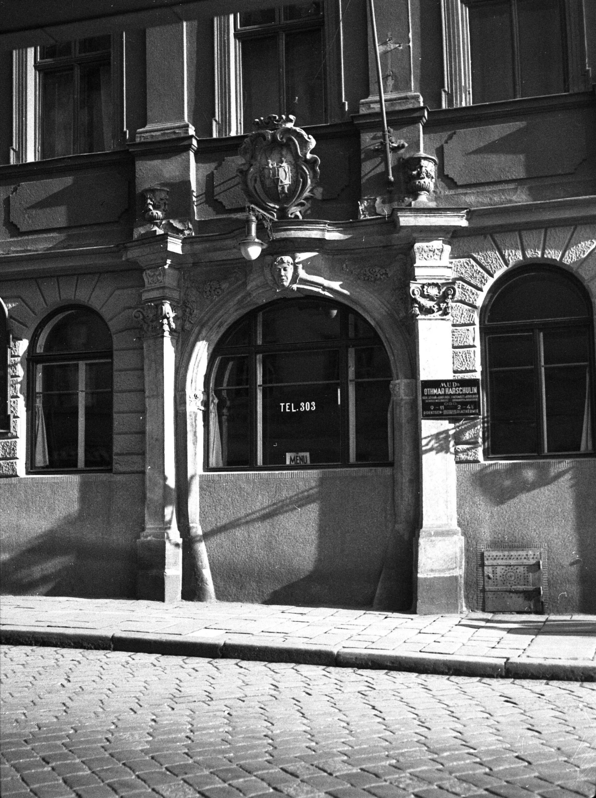 Ztracená ulice, portál jednoho z domů, rok 1941
