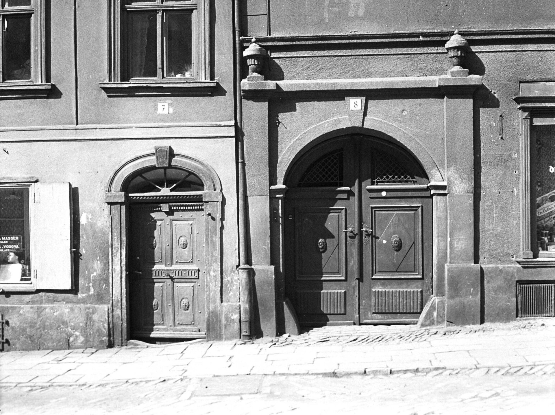 Žerotínovo náměstí, domy s číslem popisným 7 a 8 a jejich portály, rok 1941