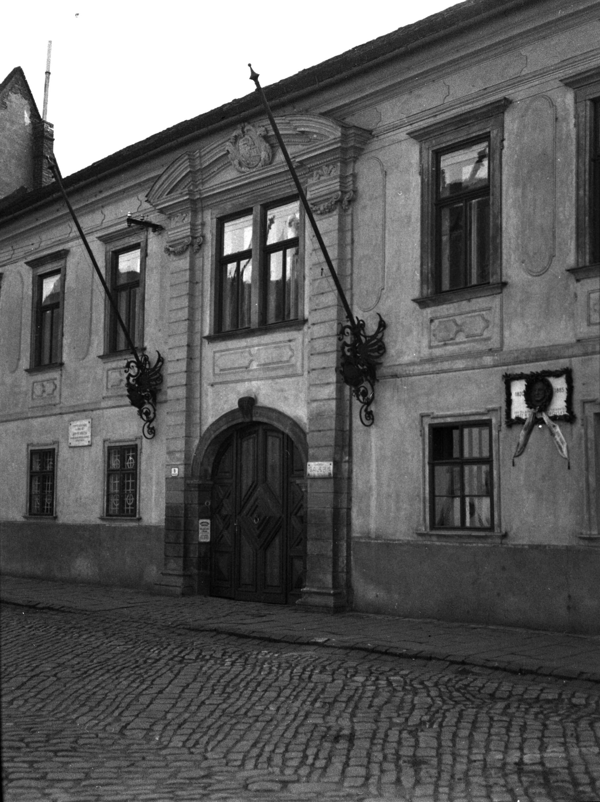 Křížkovského 6, portál kanovnické rezidence, rok 1935