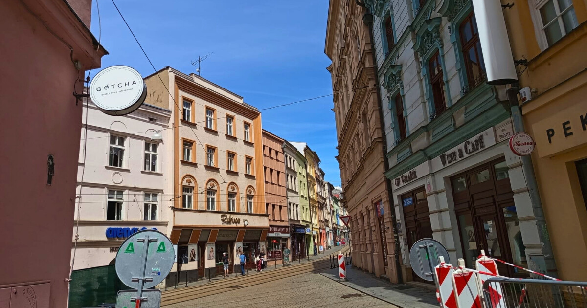 Pohled z Ostružnické ulice do Denisovy ulice, dům zlatníka B. Rubringera