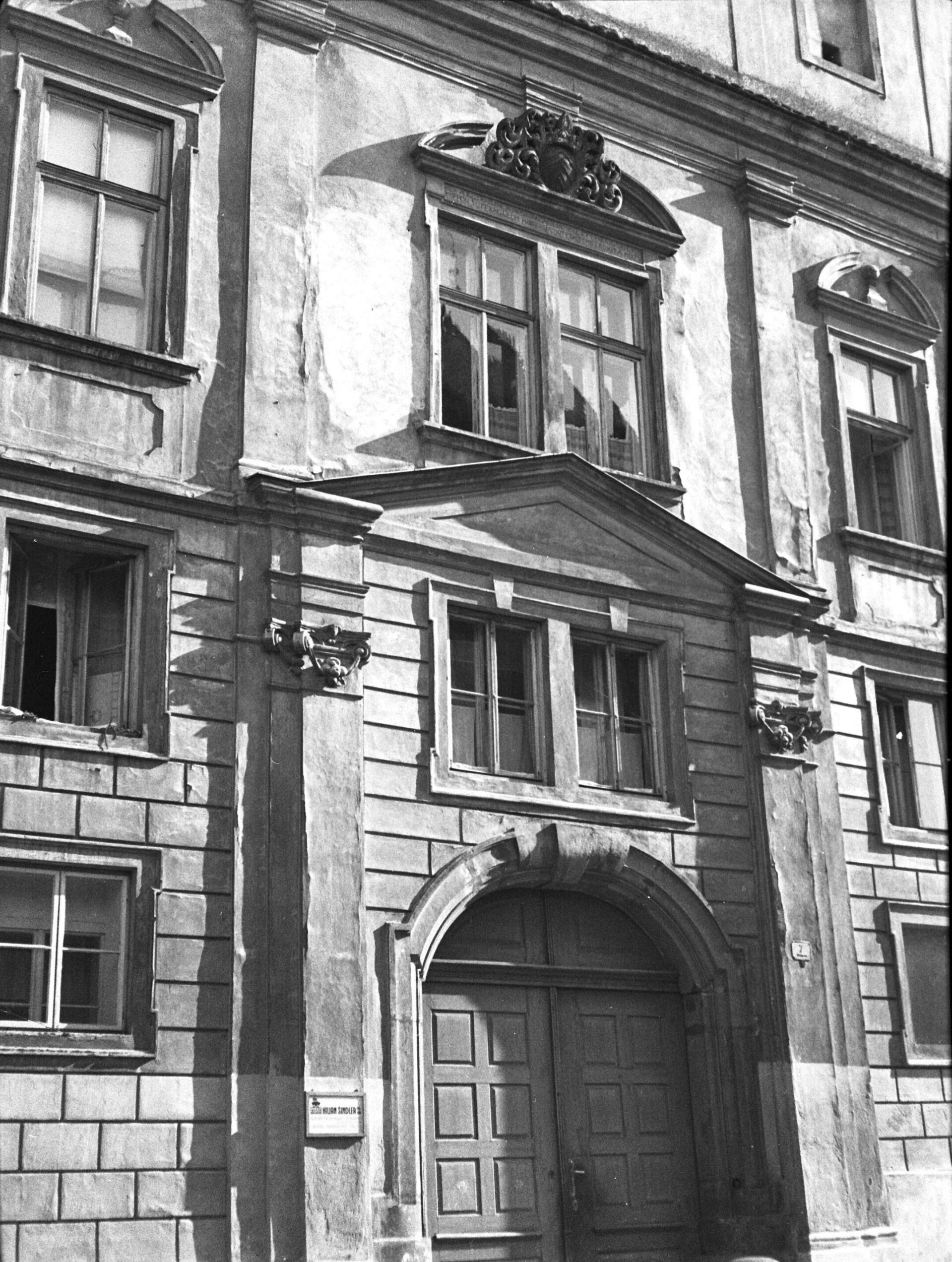 Wurmova ulice, portál kanovnické rezidence, rok 1935