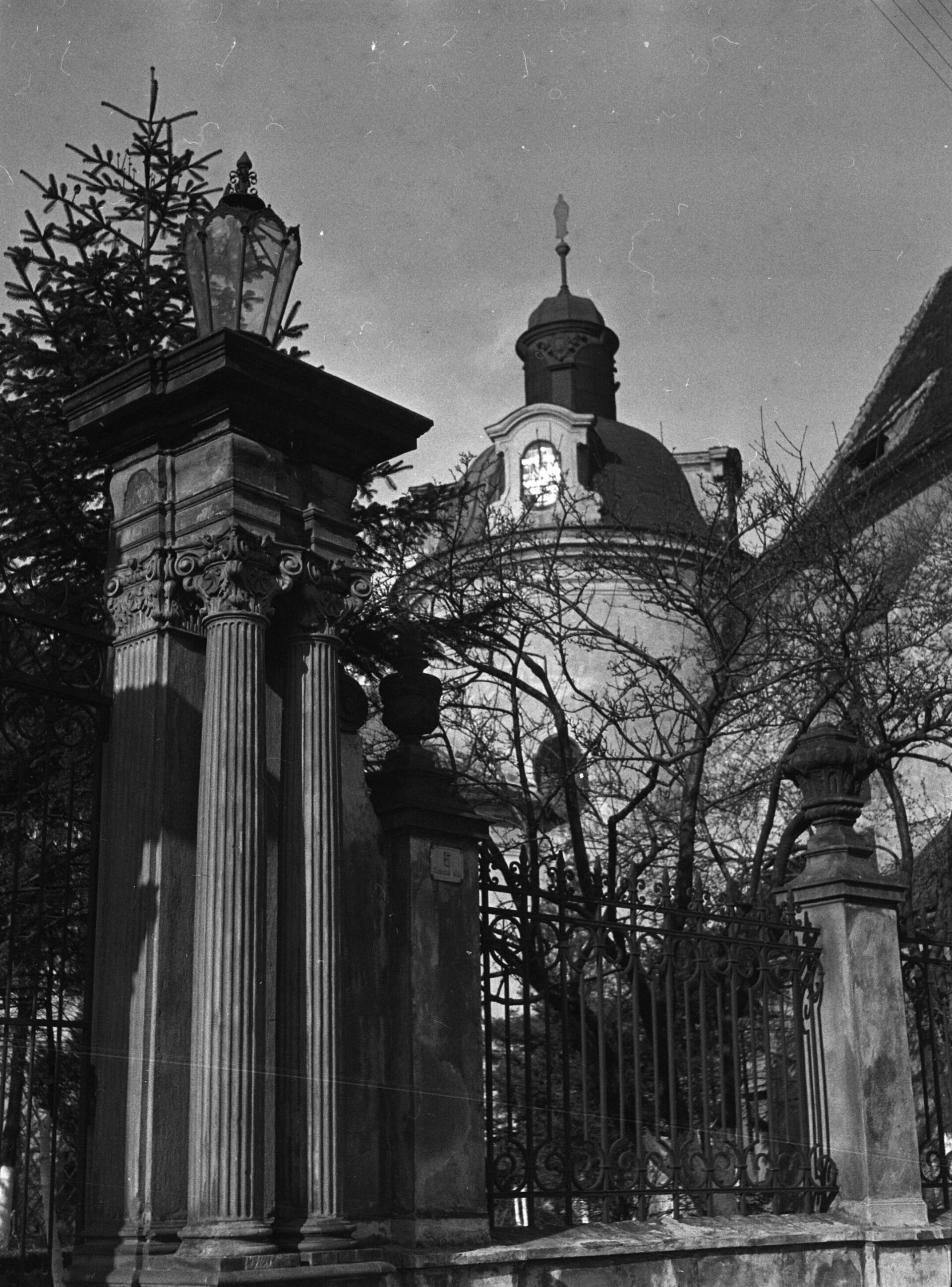 Václavské náměstí, detail výjezdové brány z kapitulního děkanství, rok 1937