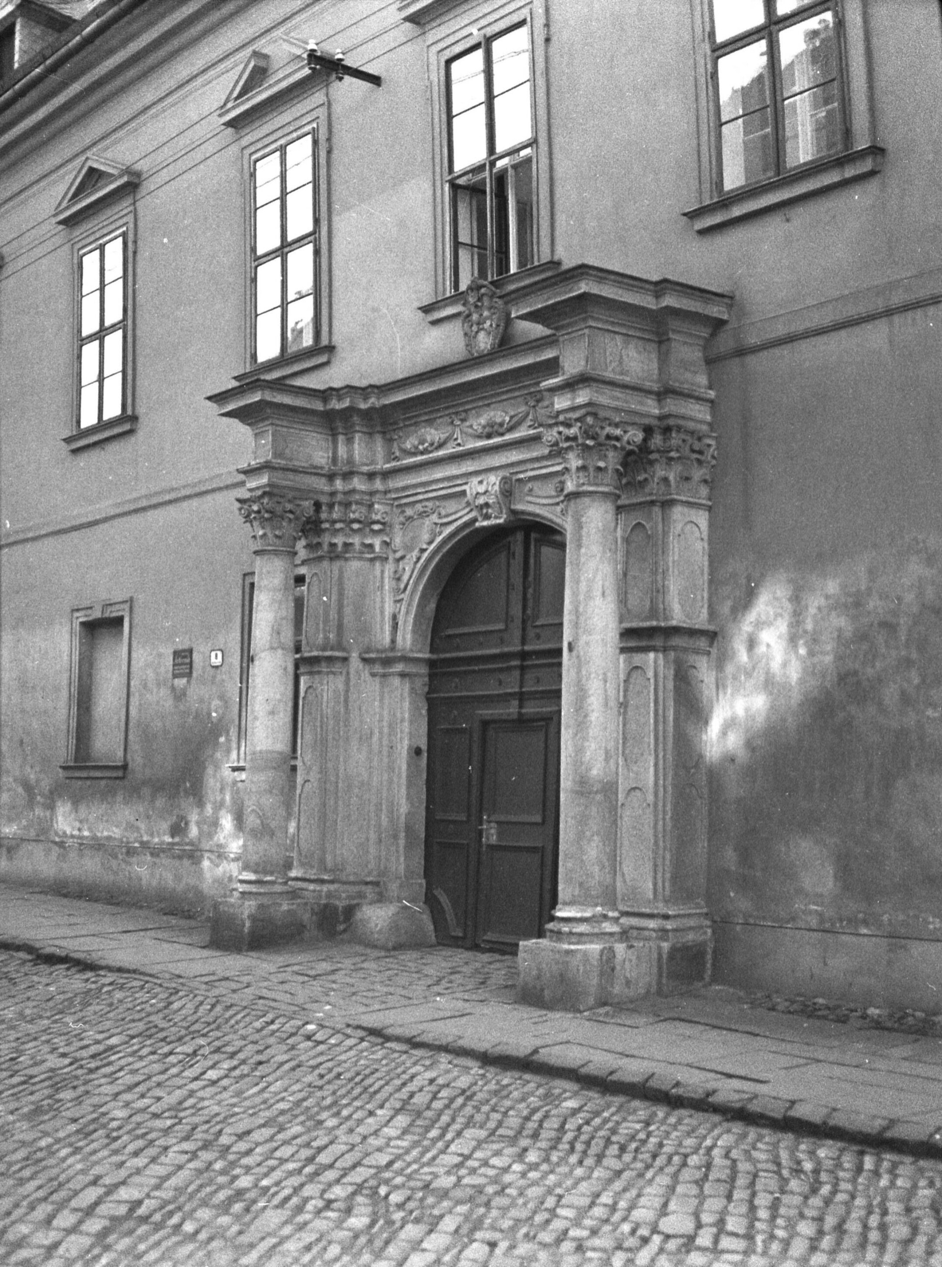 Křížkovského 10, portál univerzity a sloupoví z boční strany, rok 1935