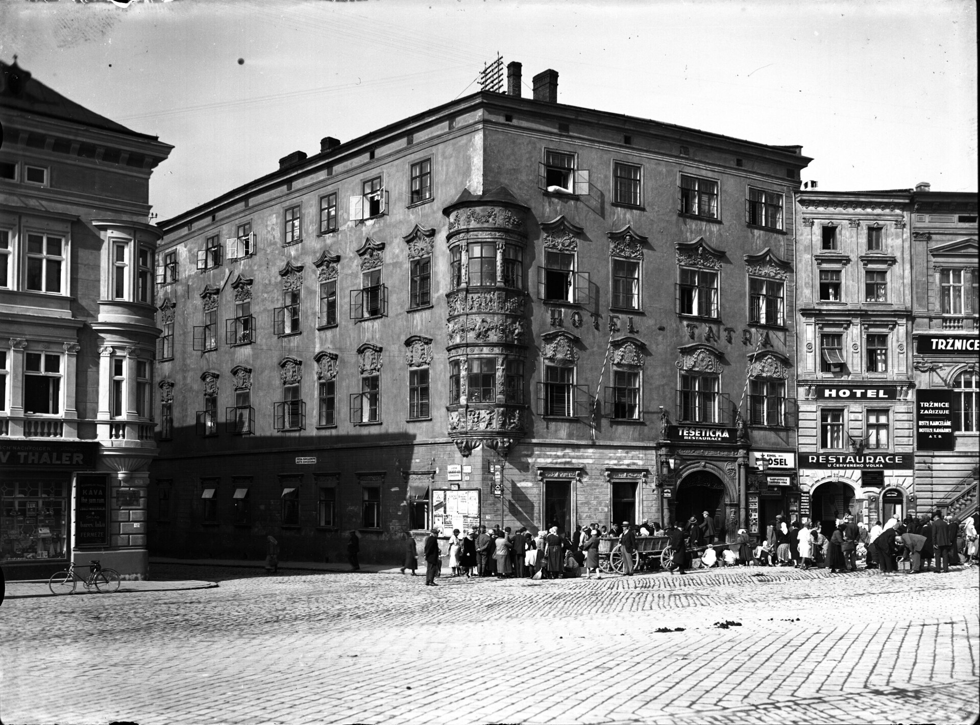 Dolní náměstí, Hauenschildův palác, portál s nápisem Těšetická restaurace, 1920 - 1930