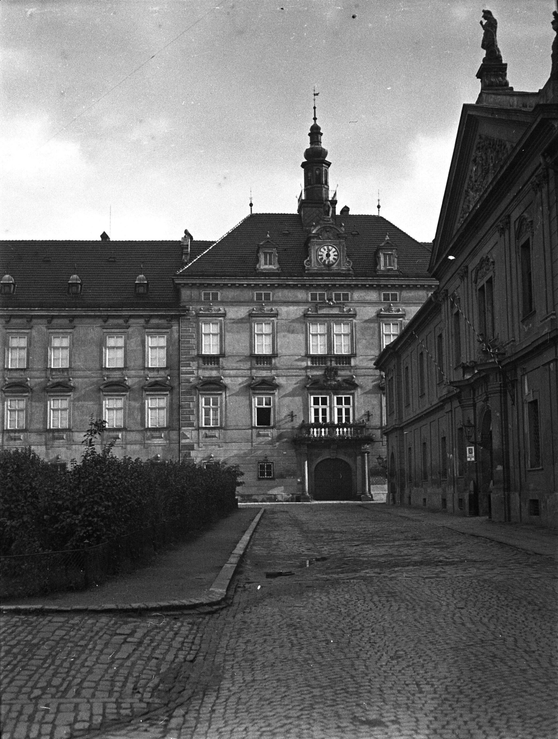 Biskupské náměstí, pohled na průčelí arcibiskupského paláce, po pravé ruce fasáda Tereziánské zbrojnice, rok 1935