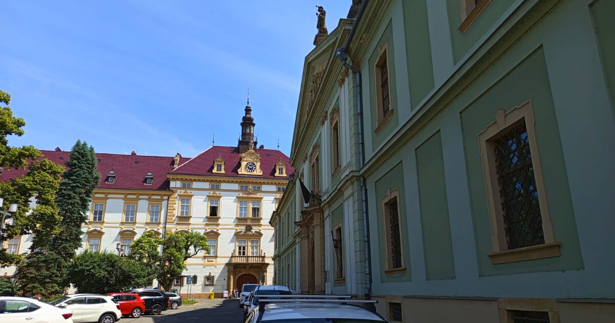 Biskupské náměstí, Arcibiskupský palác a Knihovna Univerzity Palackého Zbrojnice