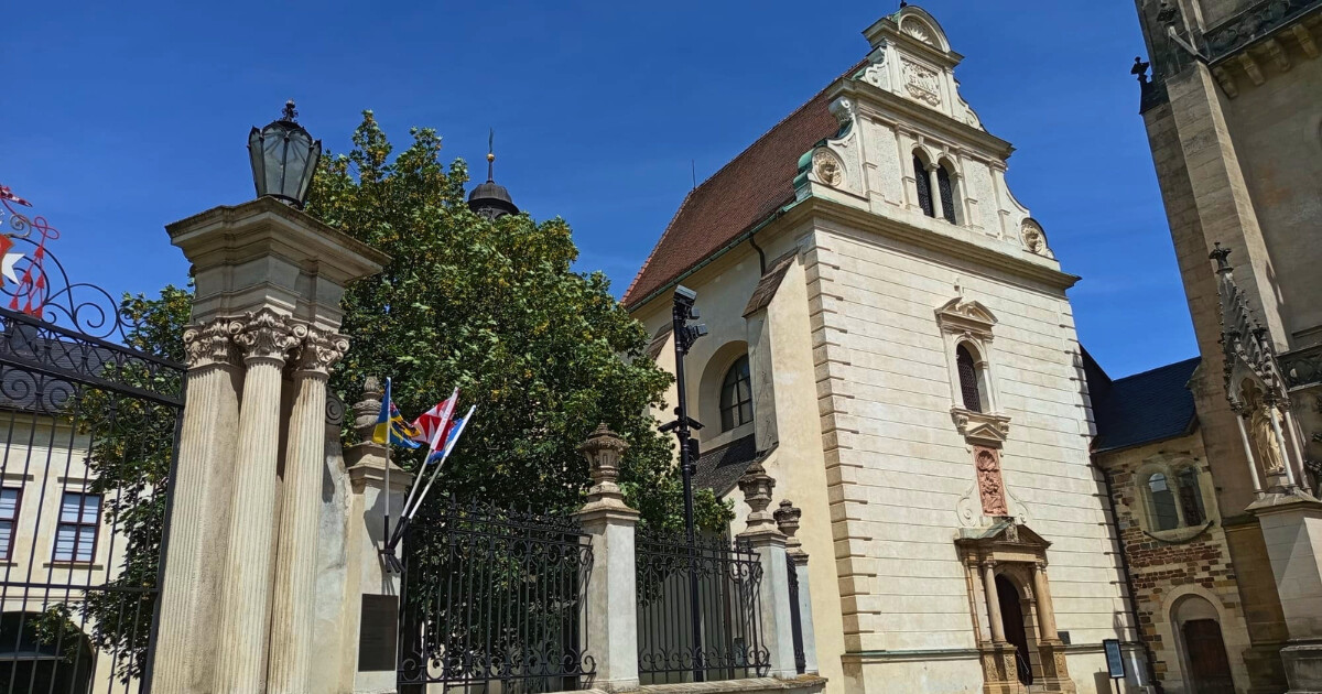 Václavské náměstí, kostel sv. Anny a průjezdová brána do areálu