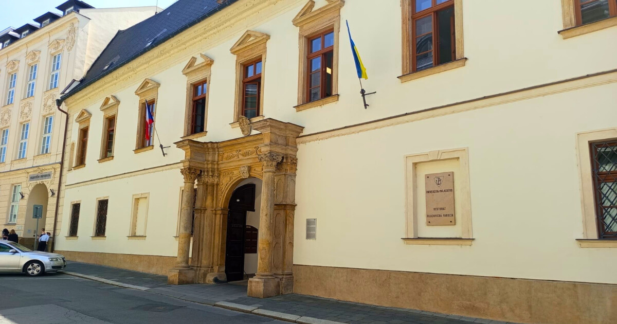 Křížkovského 10, portál univerzity, jedná se o jednu z budov Filozofické fakulty