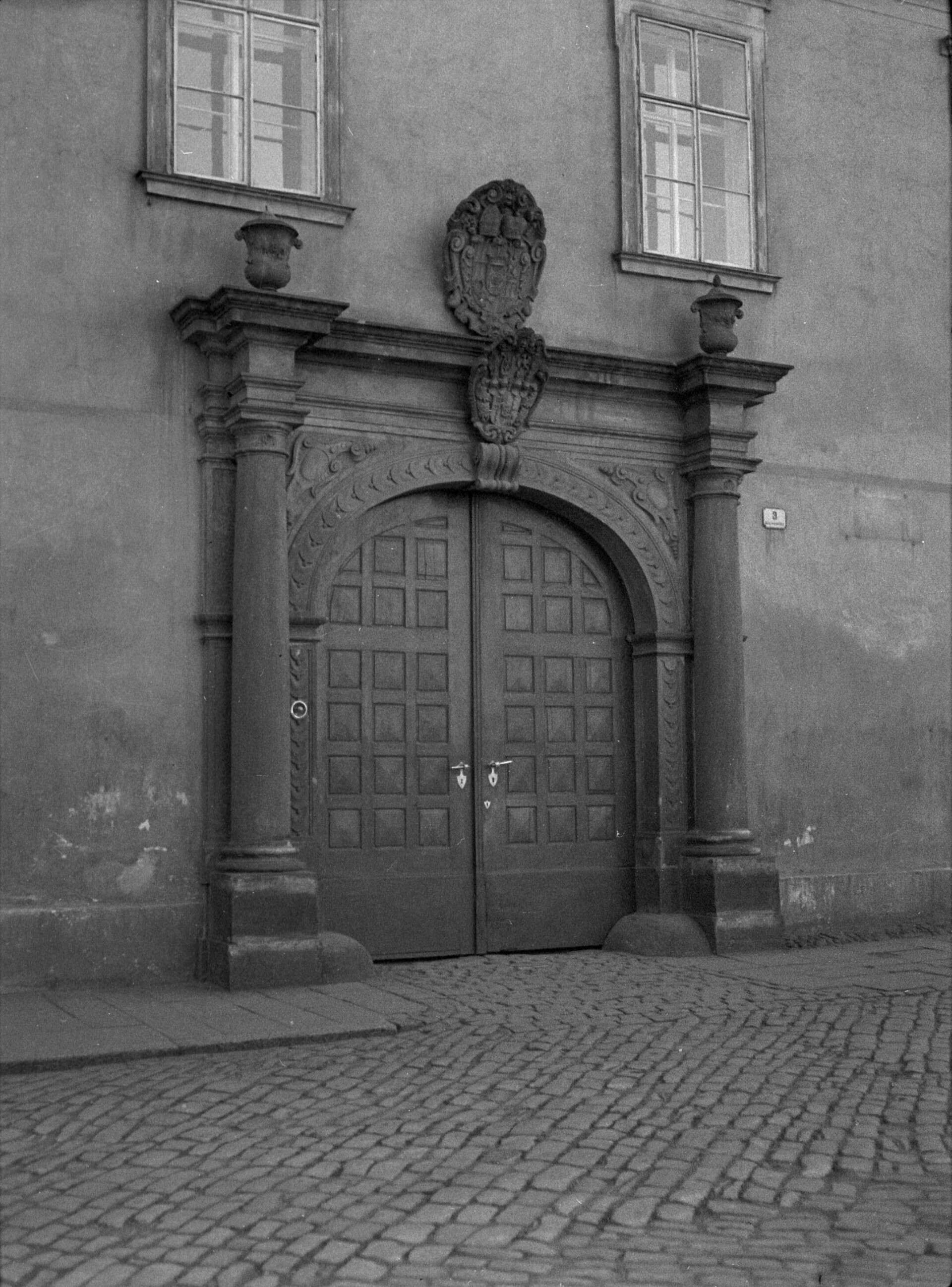 Náměstí Republiky č. 3, portál kanovnické rezidence, rok 1935