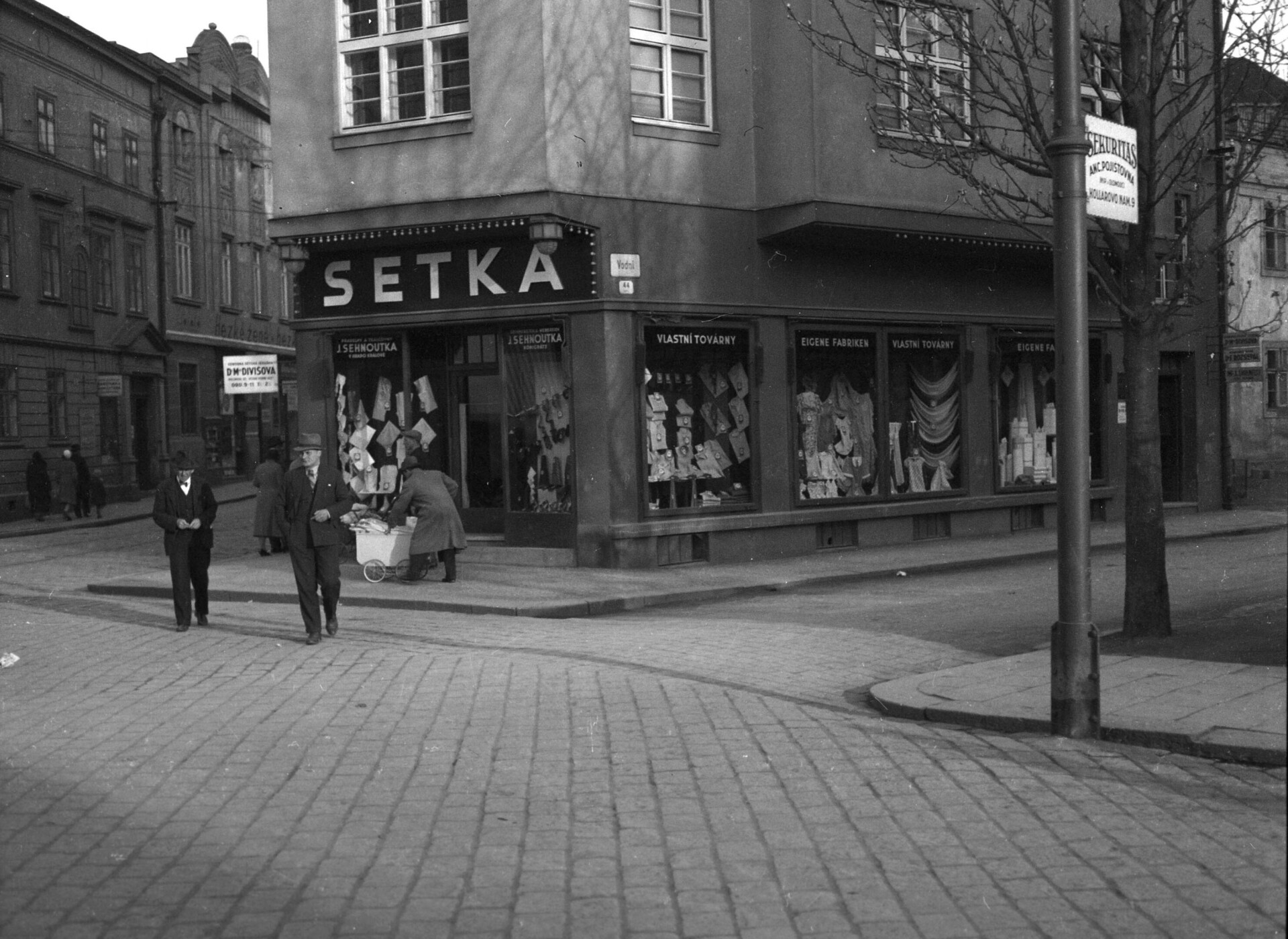Pohled na přízemí rohového domu mezi Riegrovou ulicí a náměstím Národních hrdinů, rok 1935