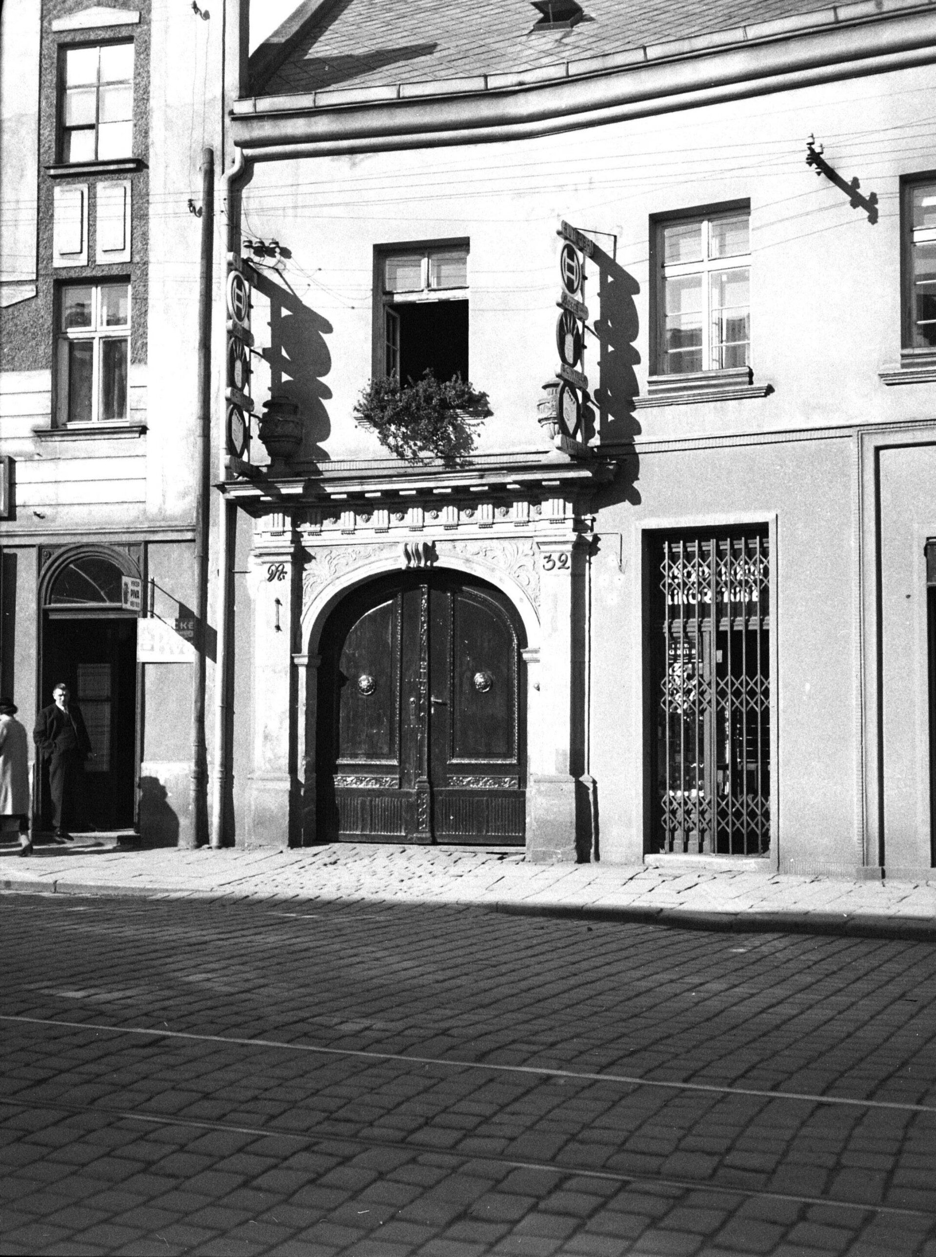 Třída 1. máje, č. 32, portál domu s neonovým nápisem Auotorba Redlich, rok 1935